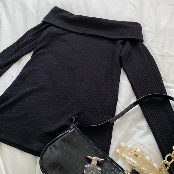 Abercrombie & Fitch Off Shoulder Top - Picture 3 of 7